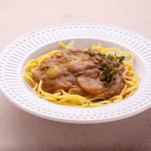 Espaguetti de arroz c molho cremoso proteico e cogumelos